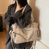 Bolsa tote de grande capacidade com design minimalista retrô de nicho, nova coleção outono 2026, estilo biker para o dia a dia, de ombro e crossbody