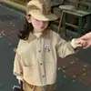 Conjunto de Dos Piezas para Niña 2026 Principios de Otoño Súper Lindo y Elegante Gabardina con Cuello Solapa Estampado de Pingüino y Falda Corta Casual Estilo Coreano Moderno