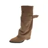 Botas plissadas empilhadas com fivela vintage de couro genuíno para mulheres, novas botas de montaria de cano alto com saltos grossos para outono e inverno de 2026