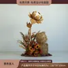 Escena de decoración de escaparate de tienda de ropa con flores de otoño, juncos, hierba y flores secas para una transmisión en vivo con temática femenina