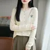 Suéter cárdigan de punto de manga larga azul claro con cuello en V para mujer, nuevo estilo otoño 2026, abrigo fresco y simple A13763