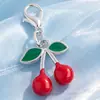 Exquisito colgante de cereza con incrustaciones de diamantes, efecto de goteo de aceite, llavero de fruta realista, accesorios decorativos DIY para bolsos