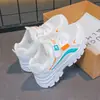 2025 Tênis Esportivo Branco Infantil Meninos Sapatinhos Brancos Sapatos de Tela para Estudantes Verão Respirável Crianças Médias e Grandes Meninas Sapatos de Pai