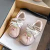 Zapatos Infantiles de Suela Blanda 2026 Primavera Nuevos Zapatos de Entrenamiento Alemanes de Color Block de Moda para Niñas Zapatos Antideslizantes para Bebés y Niños Pequeños