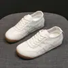 Sapatos Brancos Macios de Solado Macio da Moda Mais Vendidos no Verão para Mulheres, Novo Estilo 2026 Couro Macio Solado Macio Sapatos de Treinamento Alemães, Sapatos Esportivos, Sapatos Casuais