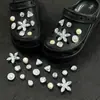 Accesorios para Zapatos Croc Negro y Plateado Camelia Brillante DIY Flor de Zapato de Pedrería de Alta Gama Hebilla de Zapato Joyería de Perlas Accesorios