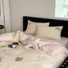 Novo Conjunto de Quatro Peças de Roupa de Cama de Algodão de Fibra Longa 100S Estampado de Desenho Animado para Primavera e Verão Lençóis de Cama Capa de Colcha Roupa de Cama Toalha Infantil Conjunto de Quatro Peças Bordado