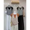La nueva colección de verano de Ruoxin presenta un top juvenil de rayas con cuello halter, tipo dos piezas falsas, de manga corta.