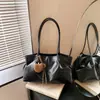 Bolso tote grande de estilo retro transfronterizo para mujer, nuevo diseño casual, gran capacidad, adecuado para ir al trabajo, color sólido con colgante, se puede llevar como bolso de hombro o bolso cruzado