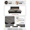 Cama estilo italiano em couro preto com estofamento segmentado em listras verticais, apresentando acabamento em couro Nappa, bordas niveladas e uma estrutura de piso, adequada para o quarto principal ou secundário