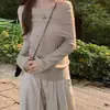 Top preto tomara que caia para mulheres feito de fio core-spun, com um design único tomara que caia, corte justo e estilo elegante, combinado com um top de malha de manga longa