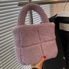 Bolso de Mano Pequeño de Peluche de Gama Alta para Mujer, Nuevo de 2026, Moda Trendy de Otoño e Invierno, Bolso Cubo Peludo de Nicho Más Vendido