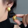 Elegantes aretes curvos mate cepillado para mujer 2024 aretes de moda de lujo ligero de alta gama pin de plata s925 aretes únicos
