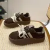 Tênis de treino alemães retrô com forro de fleece para mulheres, nova coleção outono/inverno 2026, com acabamento em camurça, sola grossa e um design confortável e casual que combina com tudo