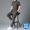 Camiseta Esportiva Masculina de Seda de Gelo Sem Costura para o Verão 2025 Conjunto Cor Sólida Respirável Nova Roupa para Homens de Meia-Idade e Idosos Negócios