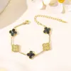Pulseira de aço titânio banhada a vácuo 18k com design de nicho de trevo de quatro folhas e floral, pulseira de alta moda