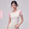 Top de yoga para mujer con cintura fruncida, manga corta, alta elasticidad, tacto fresco, diseño simple, detalles de color contrastante en hombros y mangas, efecto adelgazante, tacto de alta gama, camiseta deportiva