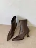 Elegantes botines de tacón de aguja para mujer con diseño plisado y punta fina para primavera/otoño, que brindan un aspecto sofisticado y estilizado, con cierre de cremallera trasero