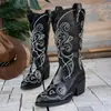 Botas western de salto alto com bordado branco estilo europeu para mulheres, botas de moto de cano médio, botas de cavaleiro retrô, sapatos da moda trendy