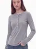 Camiseta feminina nova de manga longa com gola Henley para o Outono de 2026, base versátil de Lyocell com corte justo para usar em camadas ou sozinha