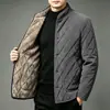 2026 Estilo Nuevo Chaqueta de Pana para Hombre de Mediana Edad con Forro de Terciopelo Algodón Invierno Papá Cuello Alto Chaqueta Cálida Acolchada de Algodón Ropa Exterior de Algodón Informal