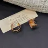 Estilo Minimalista Auténtico Diseño de Nicho Gama Alta Versátiles Pendientes Retorcidos Anchos Tachuelas de Moda en Forma de C Metálicas para Mujer