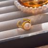 Anillo de apertura con perla de agua dulce y circonita galvanizada en oro auténtico, estilo vintage, estilo cortesano, joyería ligera de lujo de alta gama para mujer.