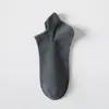 Calcetines blancos y negros para hombres y mujeres, calcetines de media pantorrilla para primavera y otoño, calcetines de algodón transpirables de color liso, calcetines deportivos para parejas, calcetines cortos de verano al por mayor
