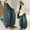 Calça Jeans Patchwork Estrela de Cinco Pontas Cimiterra para Meninas Outono Novo Estilo Calça de Perna Larga Solta Estilo Coreano Tendência Cool Calças Longas para Crianças Médias e Grandes