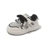 Zapatillas deportivas infantiles estilo coreano 2026 modelo nuevo primavera-verano, zapatos casuales transpirables con suelas suaves, diseño de malla simple con dibujos animados, zapatillas versátiles para niñas
