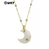 Wt-N1530 Textura Única Colgante en Forma de Luna Calcedonia Verde Piedra Ojo de Tigre Cadena Fina de Perlas 18K Cadena para Suéter