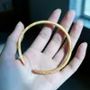Pulsera Abierta Tradicional de Oro Arena con Borde Ondulado para Mujer, Grabada con los Caracteres "Paz, Alegría, Fortuna", Pulsera Delgada, Chapada en Oro Vietnamita