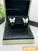 Collar de Cuatro Hojas Rosa de Nácar con Mariposa de Alta Gama para Mujer, Cadena para Clavícula, Oro V, Regalo para Novia o Mejor Amiga, Diseño de Nicho de Lujo Ligero
