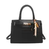 Elegante y a la moda, bolso nuevo de otoño 2026, simple y chic, con un diseño cuadrado retro, adecuado como bolso de hombro o bolso cruzado para mujer