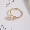 Anillo Sencillo de Perla de Agua Dulce Rosa Natural Circonita Micro-pavimentada Cobre Chapado en Oro Color Duradero Fabricante Venta al por Mayor Anillo