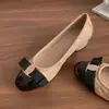 Sapatos Mary Jane redondos estilo francês First Encounter Season para mulheres, nova coleção 2026, com um design chic color-block, bico baixo e cabedal com padrão de losangos