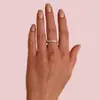 Anillo de Zirconia con Diamantes Completos de Venta Caliente para Mujer, Estilo de Lujo Ligero de Nicho, Estilo Ins Europeo y Americano, No se Desvanece, Venta al por Mayor