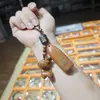 Artículo popular para transmisiones en vivo: Madera de arce madera maciza madera sin pintar talla de madera colgante de gato KT, accesorio de moda estilo chino, diseño original