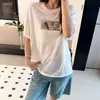 Camiseta Estampada Estilo Coreano de Verano para Mujer, Manga Corta, Corte Holgado, Hombro Caído, En Stock al por Mayor, Caída Tencel, Top de Textura Relajada