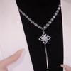 Cadena de suéter con borla Dongju de flor de cuatro hojas, cadena larga de circonita con diamantes completos de lujo ligero, collar adelgazante, collar de nicho