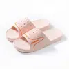 Sandalias Cómodas Antideslizantes de Verano 2026 Estilo Nuevo para Baño del Hogar para Mujer Venta al por Mayor de Fábrica para Parejas