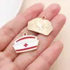 Nuevo accesorio de colgante de aleación con forma de corazón de jeringa médica roja y blanca, gorro de enfermera, accesorio para joyería de nicho DIY