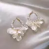 Brincos de Concha com Flor para Mulheres, Luxo Leve, Brincos de Alta Qualidade, Estilo de Nicho, Brincos Elegantes, Brincos de Pérola, Presilhas de Orelha para Mulheres Sem Orelhas Furadas
