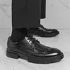 Zapatos casuales de cuero para hombre, transfronterizos, talla 46, modelo nuevo, zapatos de cuero brogue tallados estilo británico para hombre, zapatos de boda de moda
