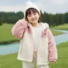 Casaco de Pelo para Meninas Outono e Inverno 2025 Novo Estilo Roupas Engrossadas para Bebês Roupas de Algodão Aveludado para Crianças no Inverno