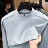 Camiseta básica de manga larga con cuello redondo para hombre, una prenda casual moderna y versátil para primavera y otoño, con un diseño de bloques de color