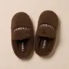Chinelos de lã de cordeiro modernos para casal, para uso em casa e dormitório, chinelos simples de pelúcia sem cadarço de algodão femininos de inverno para ambientes internos