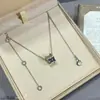 Collar de Cerámica Blanco y Negro Versión Alta V Dorada Cadena de Clavícula Pequeño Hombre Rojo Caridad Cadena Gruesa Chapada en Oro de 18K