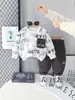 Conjunto de otoño para niños transfronterizo 2026 nuevo elegante sudadera con bolsillo de letras para bebé y niño pequeño conjunto de dos piezas para primavera y otoño
