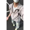 Jaqueta corta-vento listrada de proteção solar nova de verão para homens e mulheres, casual, larga, moderna, versátil, respirável, jaqueta cardigã com zíper